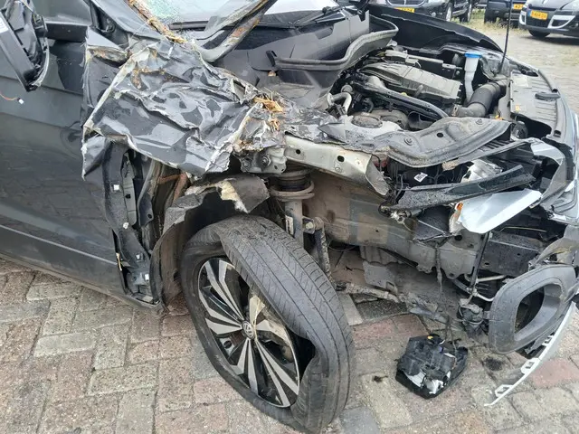 Volkswagen T-Cross 1.0 TSI Life SCHADEAUTO!!! 2019 Benzine 7
