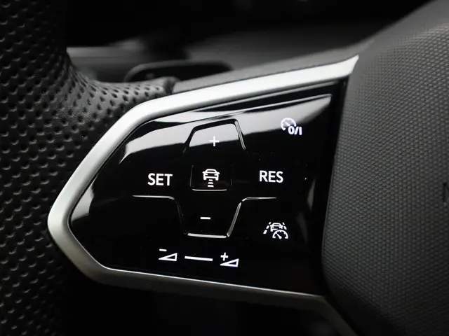 Volkswagen Golf 1.5 eTSI 130pk DSG R-Line 2024 Benzine 16