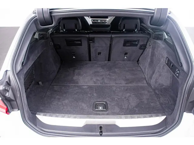 BMW 3 Serie Touring 330e xDrive 2023 Hybride Benzine 41
