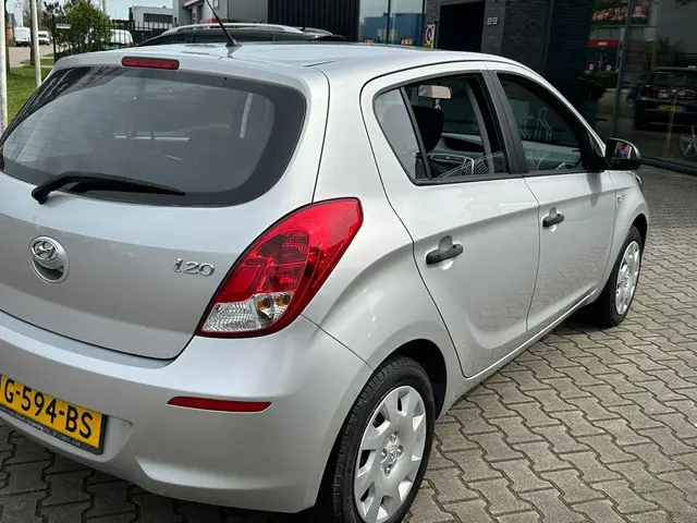 Hyundai i20 1.4i i-Vision 2013 Benzine 4