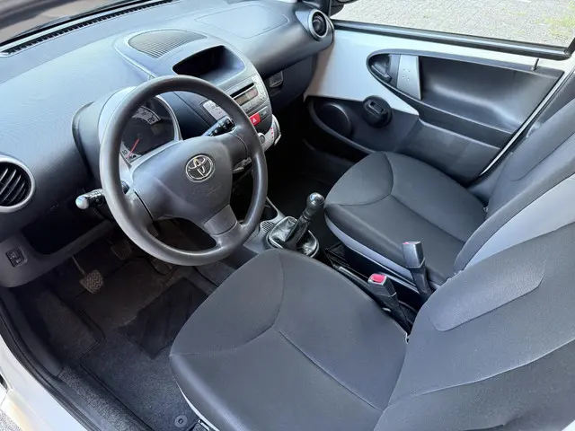 Toyota Aygo 1.0 VVT-i Now 2013 Benzine 9
