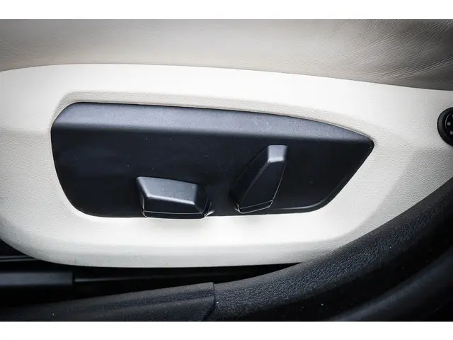 BMW 5 Serie 528i Luxury Edition 2015 Benzine 18