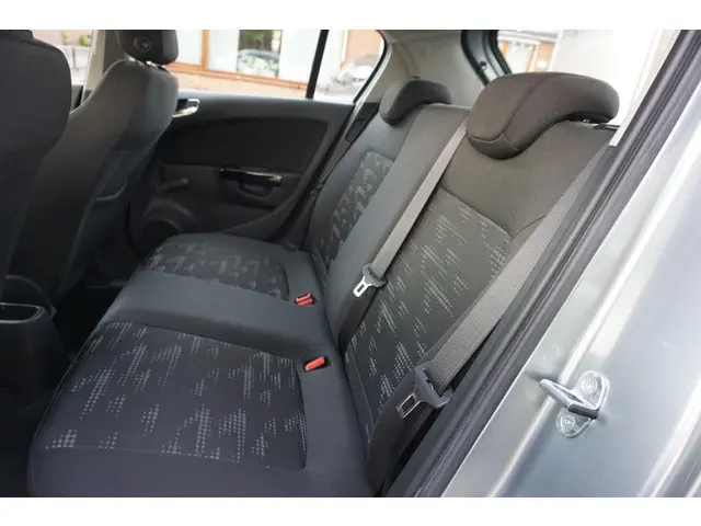 Opel Corsa 1.4-16V 2012 Benzine 13