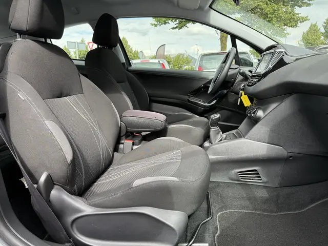 Peugeot 208 1.2 VTi Active 2014 Benzine 7