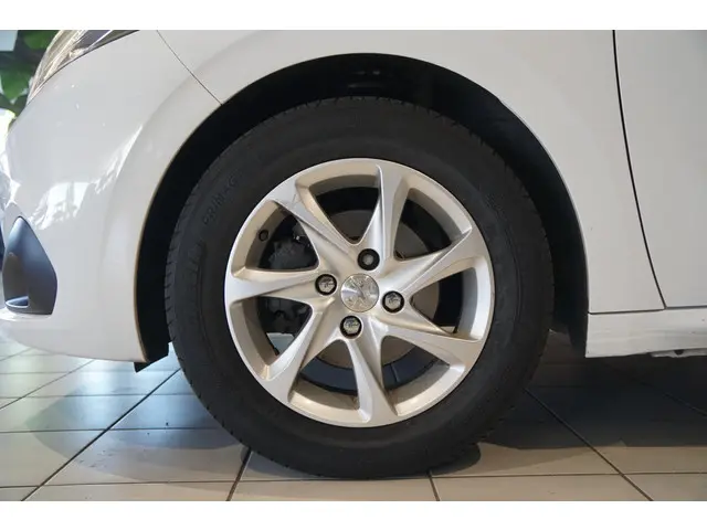 Peugeot 208 1.2 PureTech Allure 2017 Benzine 28