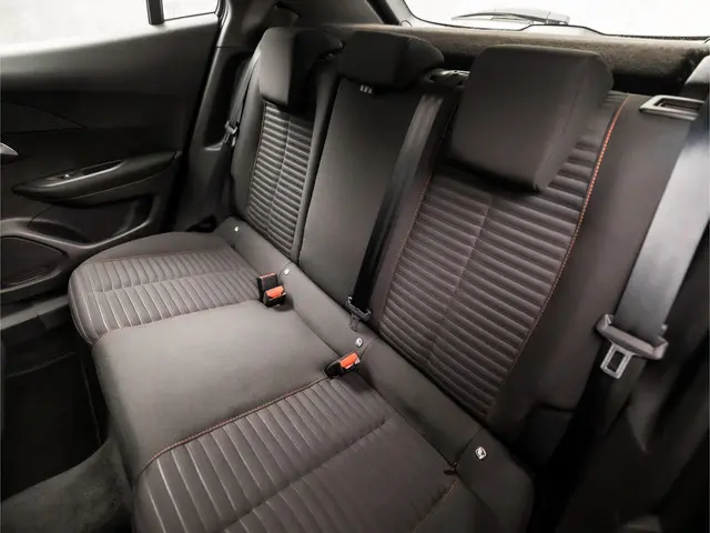 Peugeot 2008 1.2 PureTech Sport 2021 Benzine 15