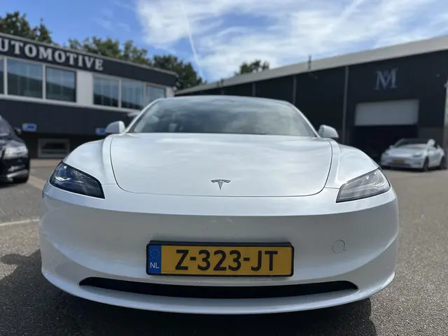 Tesla Model 3 RWD 60 kWh 2024 Elektrisch 10