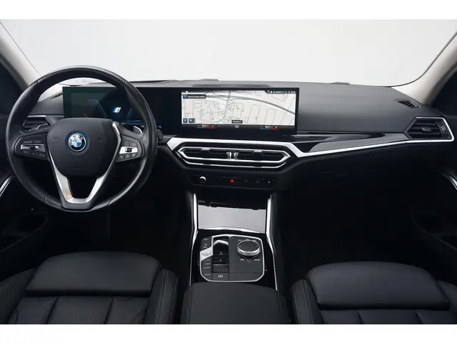 BMW 3 Serie Touring 330e 2022 Hybride Benzine 7