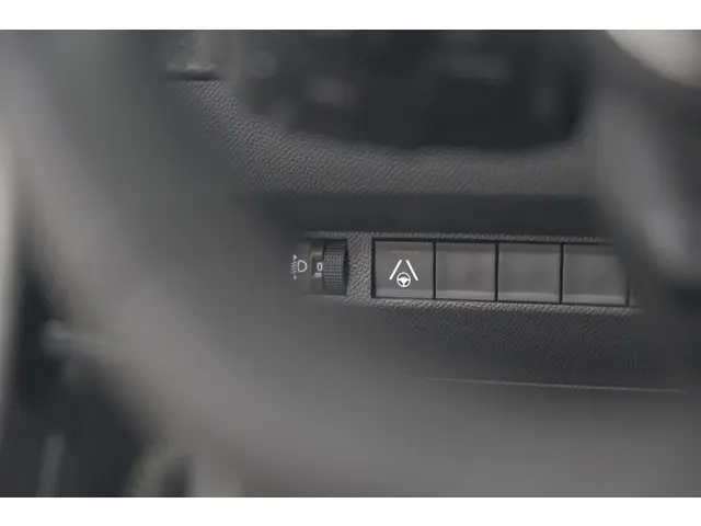 Peugeot 208 Hybrid 100 e-DCS6 Allure 2024 Benzine 41