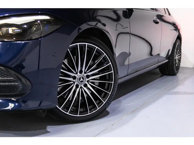 Mercedes-Benz C-Klasse 300 4MATIC AMG Line 2021 Benzine 4