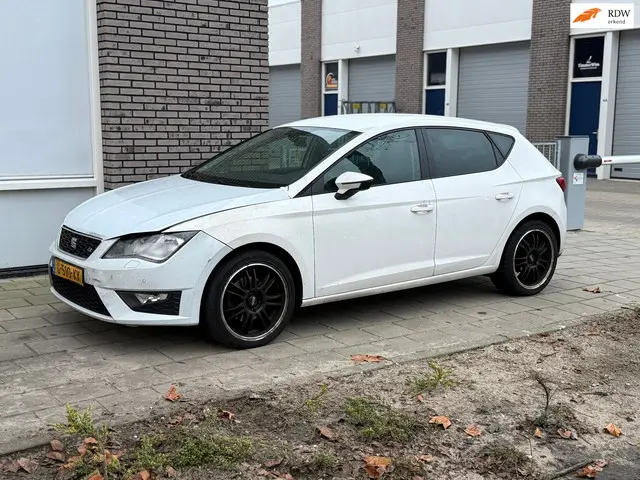 SEAT Leon 1.2 TSI Style FR | lichte schade 2013 Benzine