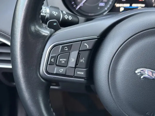 Jaguar XE 2.0 Portfolio 2015 Benzine 35