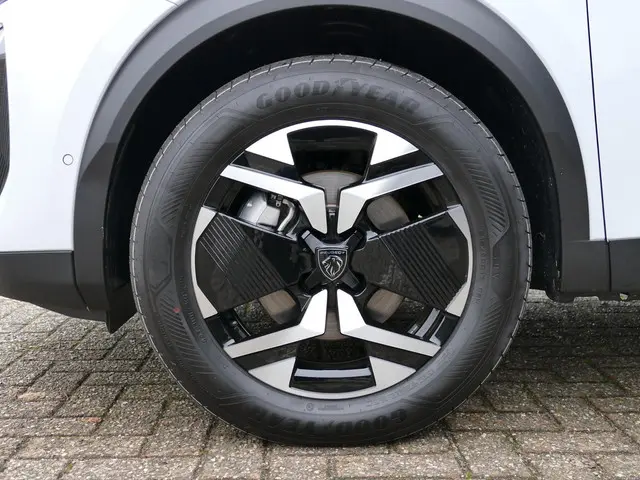 Peugeot 2008 1.2 Hybrid 145 Allure 2025 Hybride Benzine 33