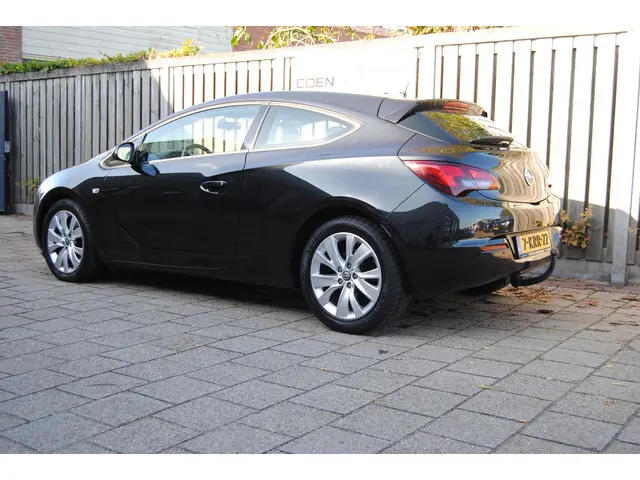 Opel Astra GTC 1.4 Turbo Design Edition 2013 Benzine 2