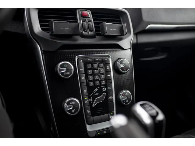 Volvo V40 T3 Benzine R-Design 2017 Benzine 19