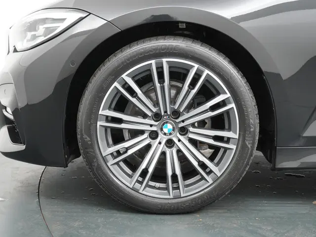 BMW 3 Serie Touring 318i Business Edition 2021 Benzine 30