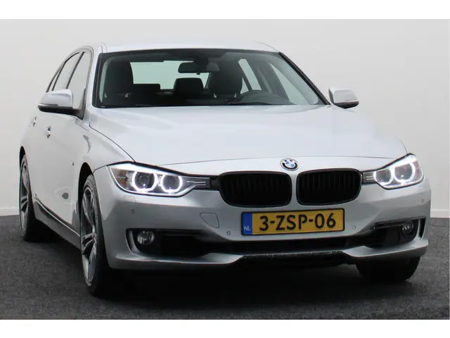 BMW 3 Serie 320i High Executive 2015 Benzine 22
