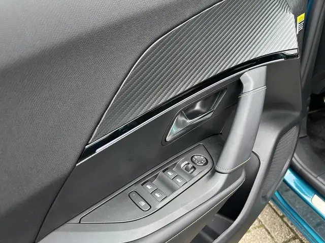 Peugeot 2008 1.2 Hybrid 145 PK GT 2025 Hybride Benzine 16