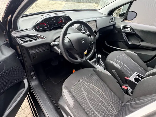 Peugeot 208 1.2 e-VTi Automaat / Nap / 5 Deurs 2014 Benzine 12