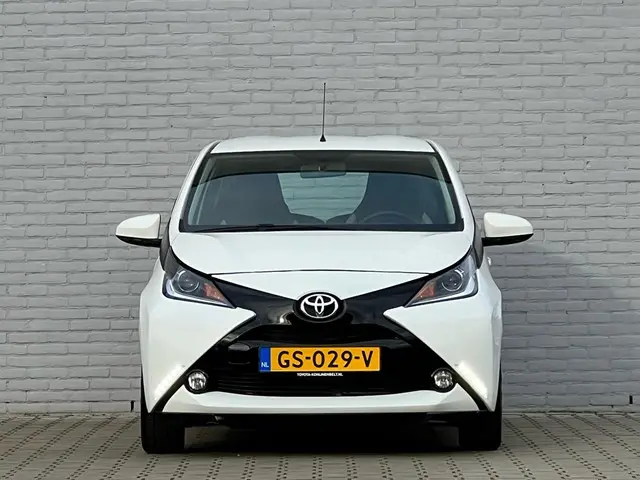 Toyota Aygo 1.0 VVT-i x-play Automaat 5-deurs 2015 Benzine 5