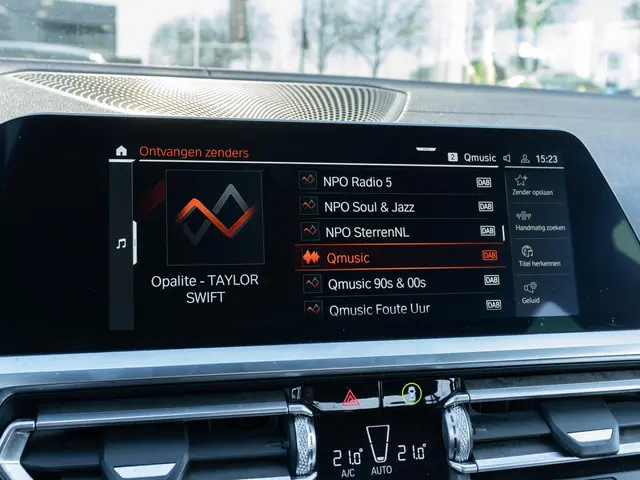 BMW 3 Serie 330i High Executive Edition 2019 Benzine 32