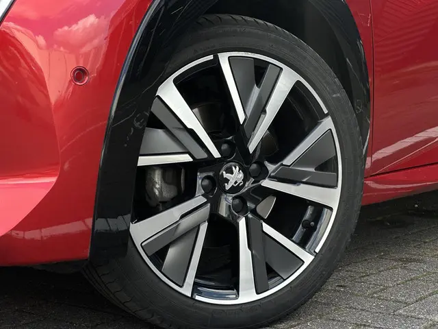 Peugeot 208 1.2 PureTech 130pk GT 2022 Benzine 30