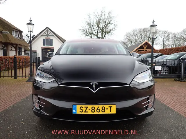 Tesla Model X 2