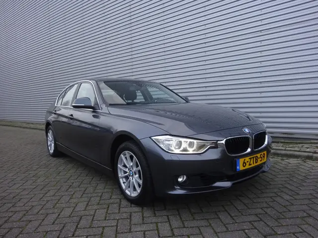 BMW 3 Serie 320i Executive AUTOMAAT 2015 Benzine 2