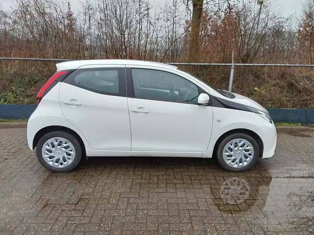 Toyota Aygo 1.0 VVT-i x-play 2019 Benzine 4