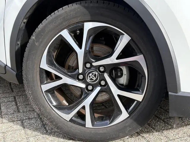 Toyota C-HR 1.8 Hybrid Bi-Tone 2017 Hybride Benzine 35