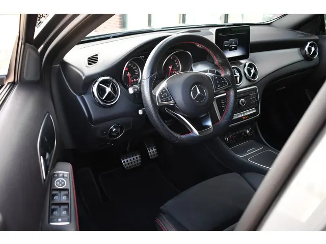 Mercedes-Benz GLA 180 AMG Night 2019 Benzine 45