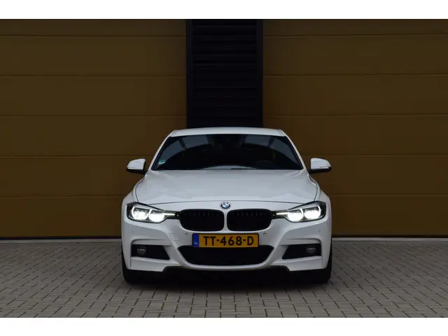 BMW 3 Serie 320i Executive 2018 Benzine 6
