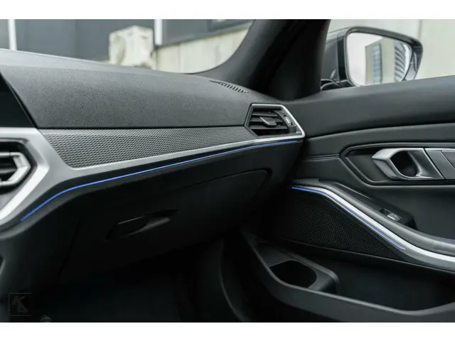 BMW 3 Serie 320i High Executive Edition 2020 Benzine 54