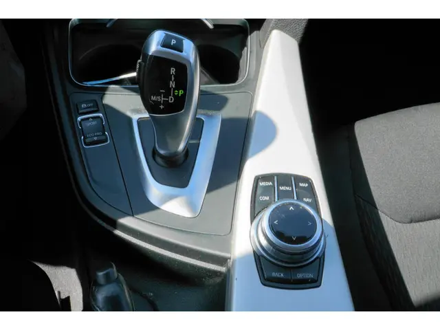 BMW 3 Serie 318i FACELIFT MODEL 2017 Benzine 23