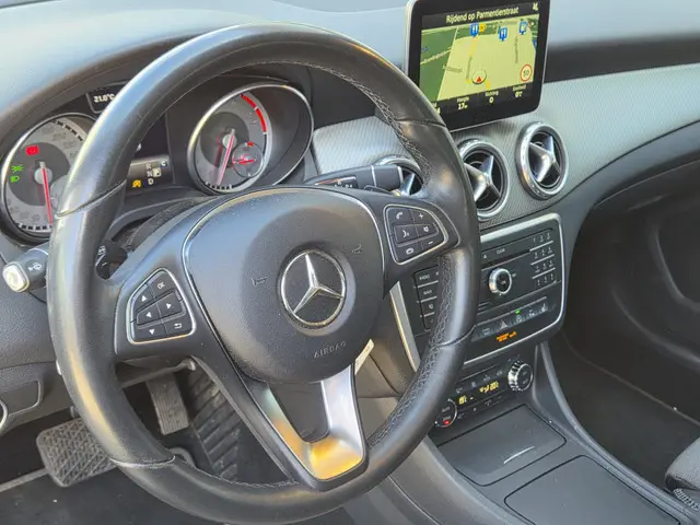 Mercedes-Benz GLA 200 Prestige 2017 Benzine 8