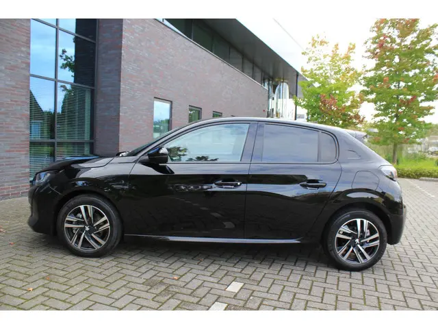 Peugeot 208 1.2 PureTech Allure Pack 2023 Benzine 9