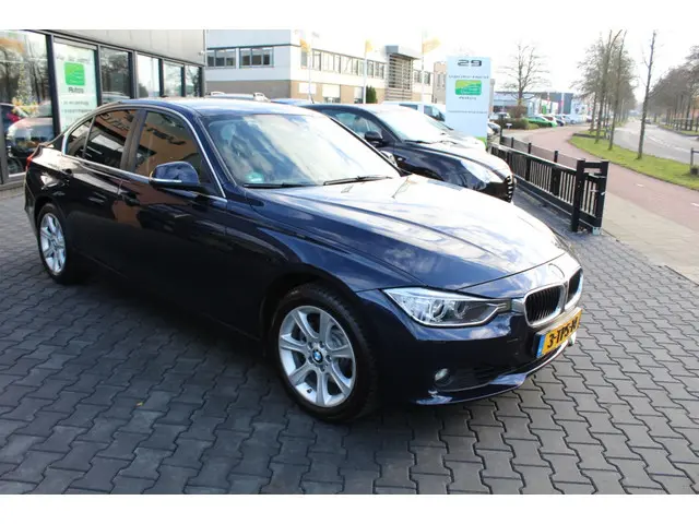 BMW 3 Serie 328i Executive 2014 Benzine 4