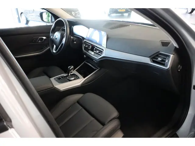 BMW 3 Serie Touring 318i Executive Edition 2021 Benzine 24