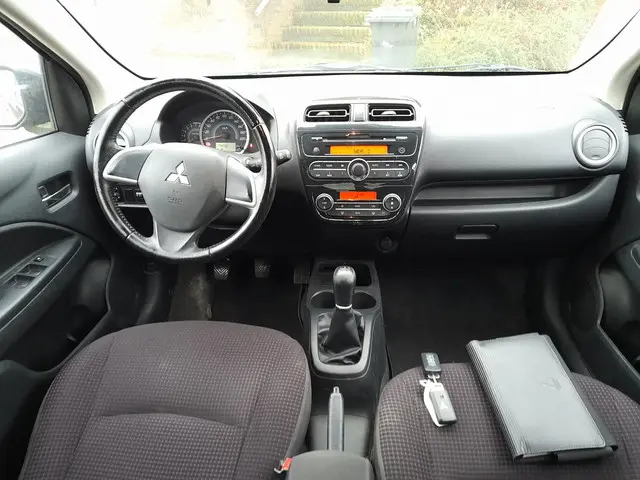 Mitsubishi Space Star 1.0 Intense 2013 Benzine 8