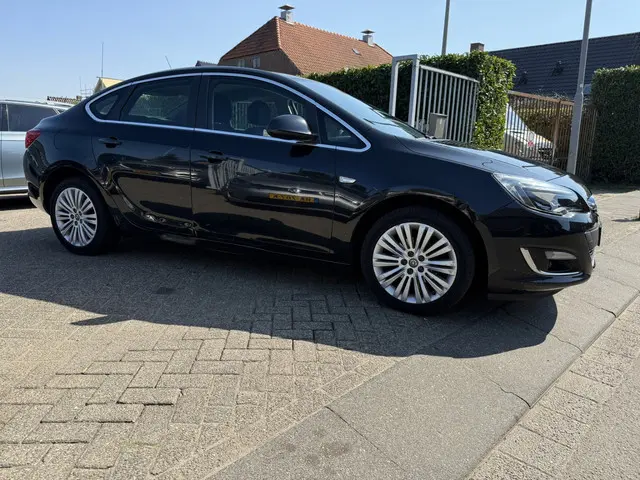 Opel Astra 1.4 TURBO DESIGN EDITION 2013 Benzine 8
