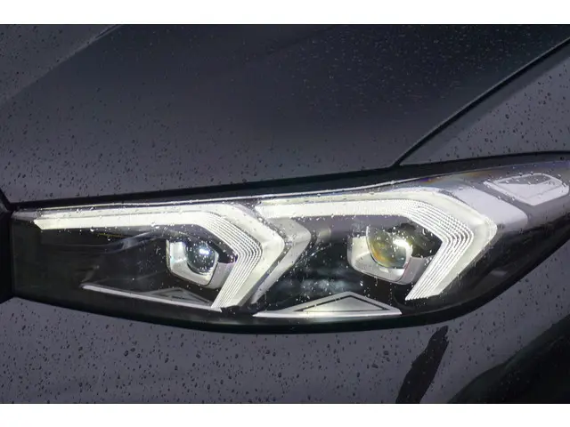 BMW 3 Serie Sedan 318i 2025 Benzine 18
