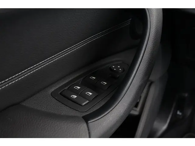 BMW X1 sDrive18i Executive Edition 2020 Benzine 15