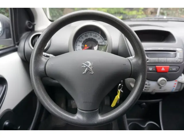 Peugeot 107 1.0 Access Accent / Airco / NAP / 2012 Benzine 8