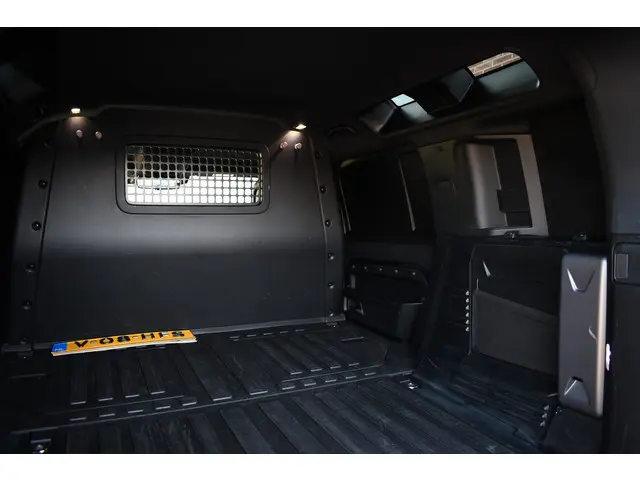 Land Rover Defender 110 D300 SE 2021 Diesel 10