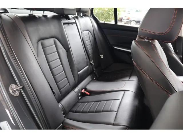 BMW 3 Serie 320i High Executive 2019 Benzine 8