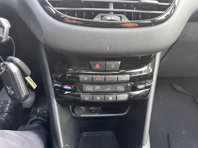 Peugeot 208 1.2 VTi Allure Clima.Navi.Pano 2014 Benzine 14