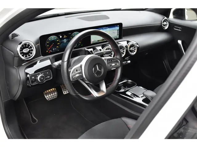 Mercedes-Benz A-Klasse 200 Premium 2020 Benzine 4