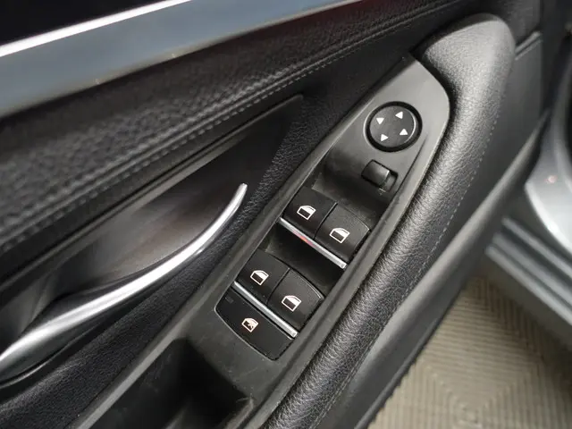 BMW 5 Serie F10 520i High Exe M Sport Aut- 2013 Benzine 23