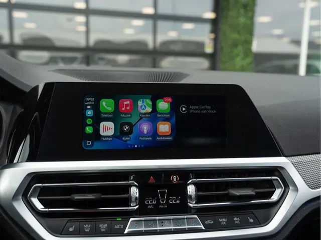 BMW 3 Serie 320i High Executive 2019 Benzine 22