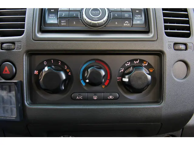 Nissan Navara 2.5 dCi XE King Cab 2012 Diesel 21